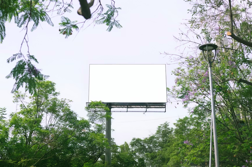 Pantallas LED de publicidad exterior digital en avenida principal de Lima