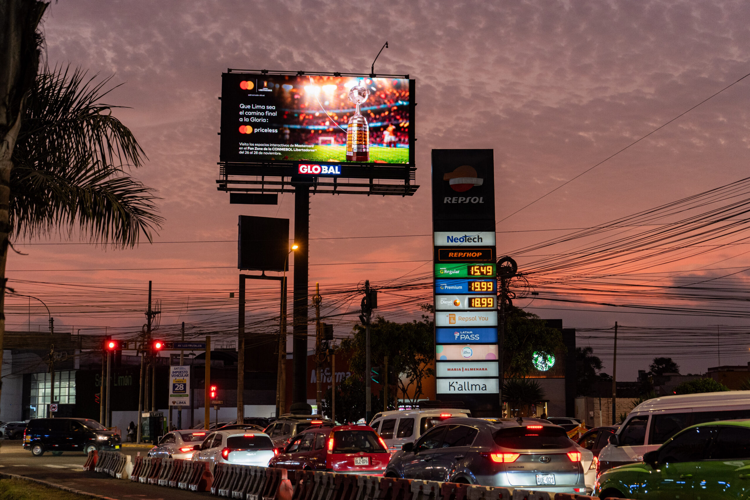 Comparación pantallas LED digitales vs vallas publicitarias tradicionales